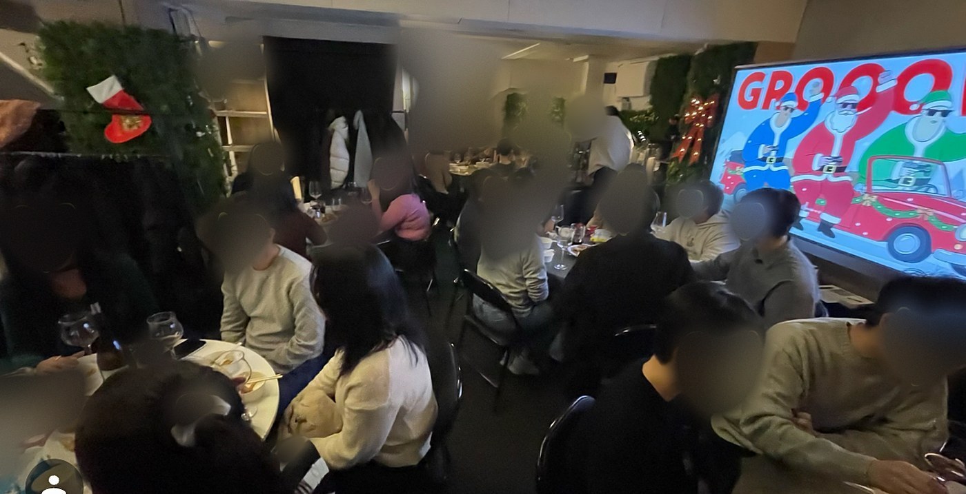 크리스마스 화면 앞을 채운 참가자들