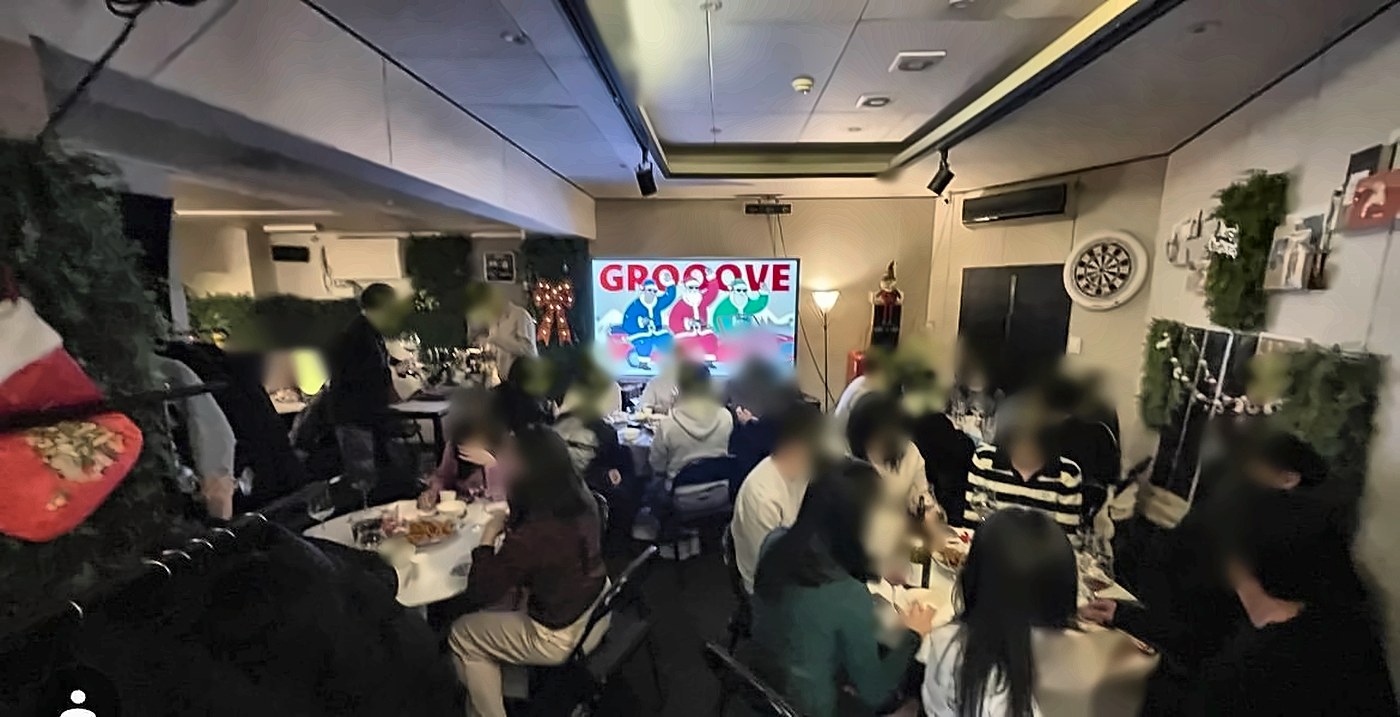 크리스마스 이브에 공간을 가득 채운 참가자들