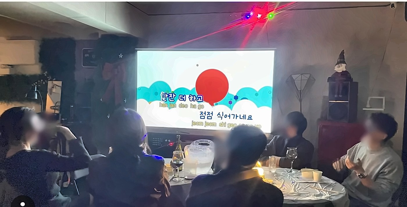 원형 테이블에서 와인을 마시며 이야기하는 참가자들