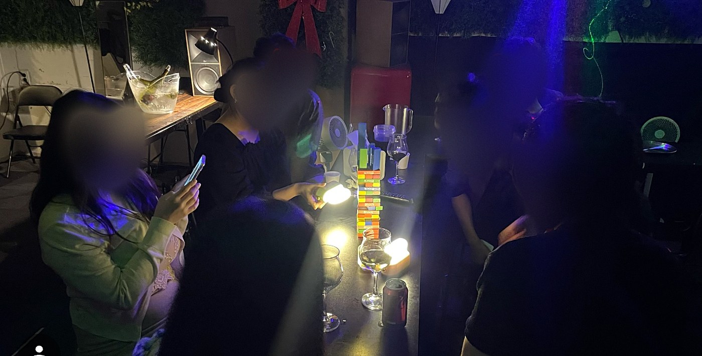 젠가 게임을 하며 와인을 마시는 참가자들