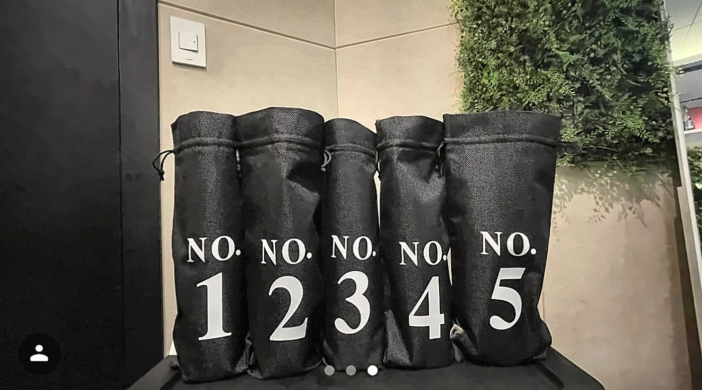 NO.1부터 5까지 번호 주머니로 가린 와인