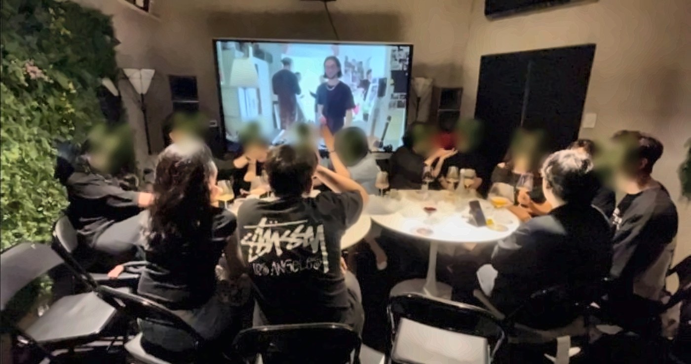 원형 테이블에 둘러앉아 클래스를 듣는 참가자들